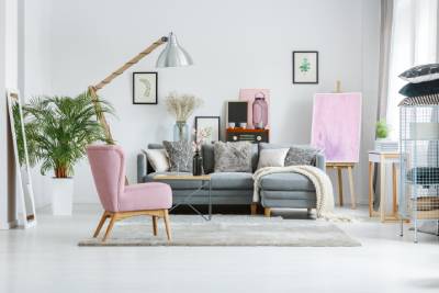 Salon décoré à l'aide de meubles roses