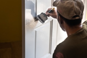 Découvrez comment choisir la peinture adéquate pour votre porte intérieure