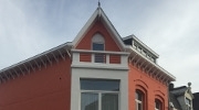 Chantier de ravalement de façade, peinture des corniches et des châssis à Namur
