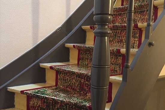 Chantier de pose de tapis plain à Namur dans une maison de maître